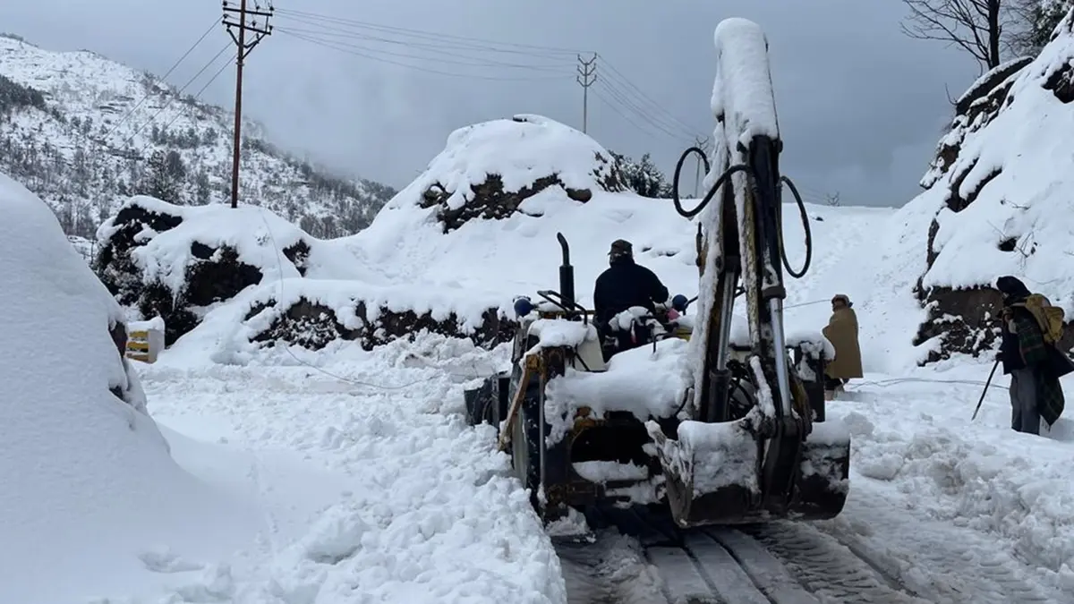BRO restores road and rescues stranded travellers at Chatergala Pass